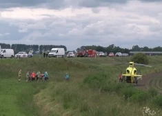 Nīderlandē automašīna ietriecas skolas velosipēdistu grupā, ir upuri