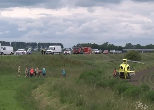 Glābēji un policisti traģēdijas vietā (ekrānuzņēmums no video)