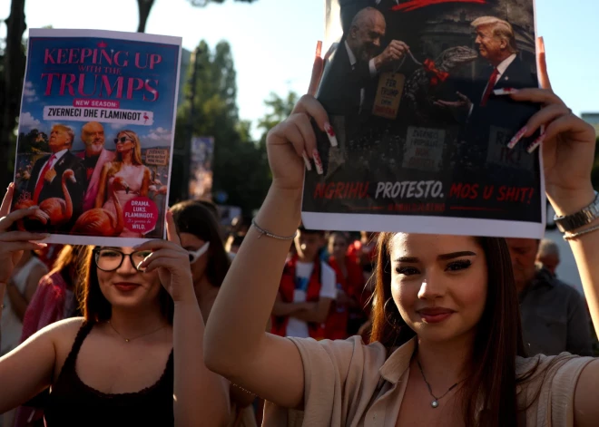 "Albānija nav pārdošanai!" Tūkstošiem cilvēku ielās protestē pret Trampa ģimenes miljardu vērto kūrorta projektu