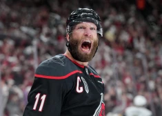 Karolīnas "Hurricanes" nonāk soļa attālumā no pirmā NHL titula 20 gadu laikā