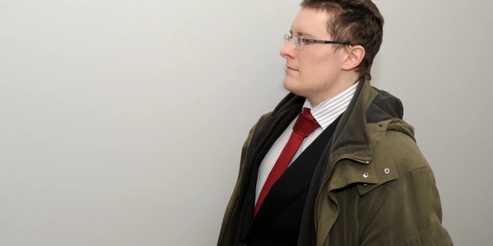 Par slepkavību apsūdzētais Nikolajs Zikovs 2012. gadā tiek konvojēts uz sēdi Rīgas apgabaltiesā, kur turpinās izskatīt krimināllietu par pagājušā gada februārī izdarīto slepkavību kinoteātrī "Citadele".