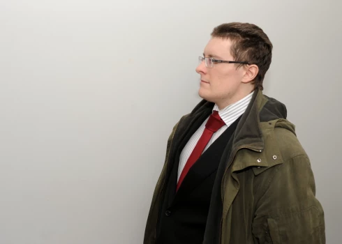 Par slepkavību apsūdzētais Nikolajs Zikovs 2012. gadā tiek konvojēts uz sēdi Rīgas apgabaltiesā, kur turpinās izskatīt krimināllietu par pagājušā gada februārī izdarīto slepkavību kinoteātrī "Citadele".