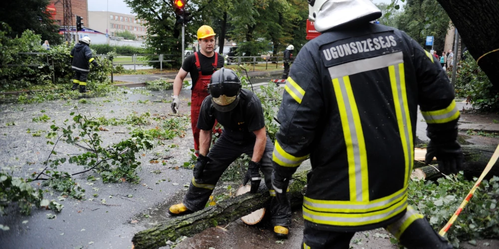 Valsts ugunsdzēsības un glābšanas dienests aizvadītajā diennaktī saistībā ar vēja radītiem postījumiem bija saņēmis 26 izsaukumu