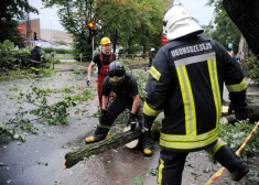 Glābējiem bijuši vairāki desmiti izsaukumu, lai novērstu vētras radītos draudus iedzīvotājiem