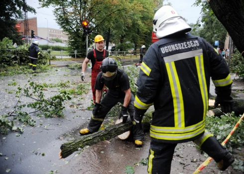 Valsts ugunsdzēsības un glābšanas dienests aizvadītajā diennaktī saistībā ar vēja radītiem postījumiem bija saņēmis 26 izsaukumu