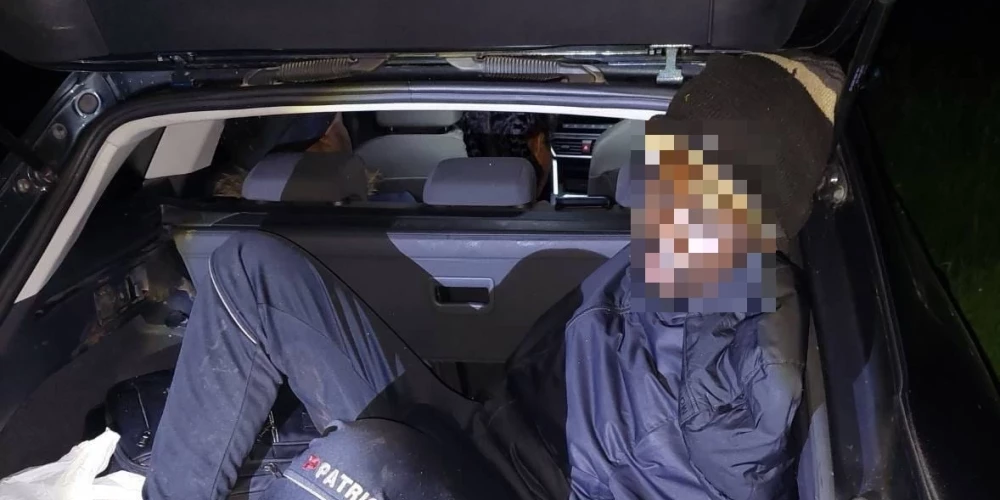Vairāki migranti bijuši paslēpti pat transportlīdzekļu bagāžas nodalījumos.