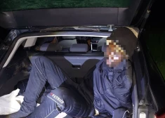 Divi vīrieši pieķerti, auto bagāžniekos slēpjot nelegālos migrantus