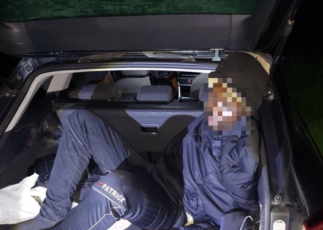 Divi vīrieši pieķerti, auto bagāžniekos slēpjot nelegālos migrantus
