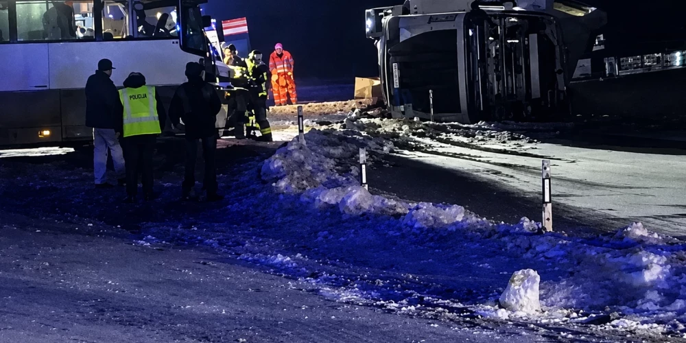 Indijas pilsonis apsūdzēts par to, ka viņš, vadot transportlīdzekli, pārkāpa ceļu satiksmes noteikumus.
