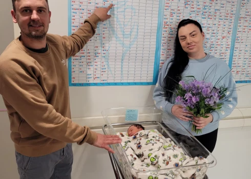 В семье Агнесе и Мариса родился первенец — и стал 300-м малышом года в Видземской больнице.