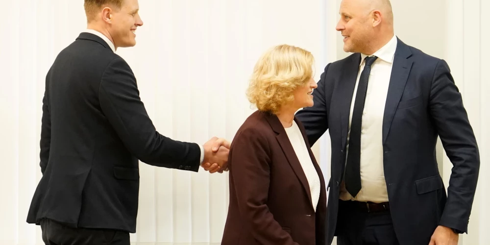 Ministru prezidents Andris Kulbergs (pa labi) un iekšlietu ministrs Jānis Dombrava.