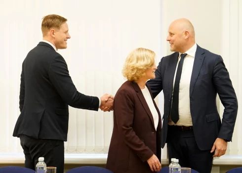 Ministru prezidents Andris Kulbergs (pa labi) un iekšlietu ministrs Jānis Dombrava.