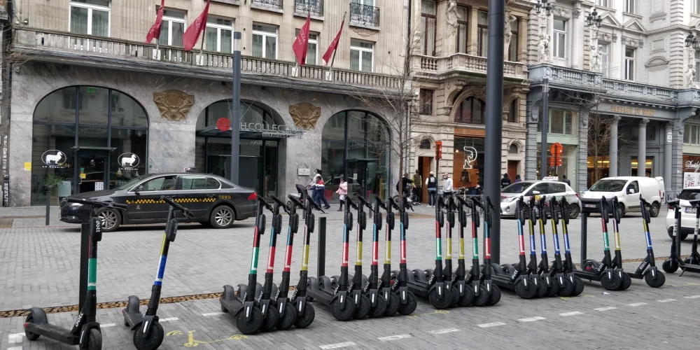 Briseles varas iestādes aizliegumu pamatoja ar drošības apsvērumiem, norādot, ka elektrisko skrejriteņu noma saistīta ar pārāk daudziem negadījumiem, dažādiem traucējumiem un ļaunprātīgu izmantošanu. (foto: Shutterstock)