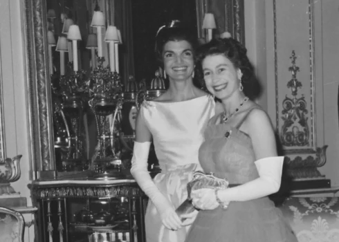 Džekija Kenedija un karalienes Elizabete II Bekingemas pilī 1961. gadā, kad tikās pirmo reizi.