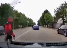 Līvānos cilvēkus biedē vīrietis, kas vicinās ar ierocim līdzīgu priekšmetu. VIDEO