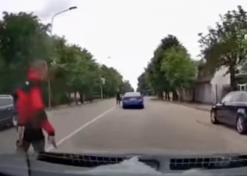 Līvānos cilvēkus biedē vīrietis ar ieroci.