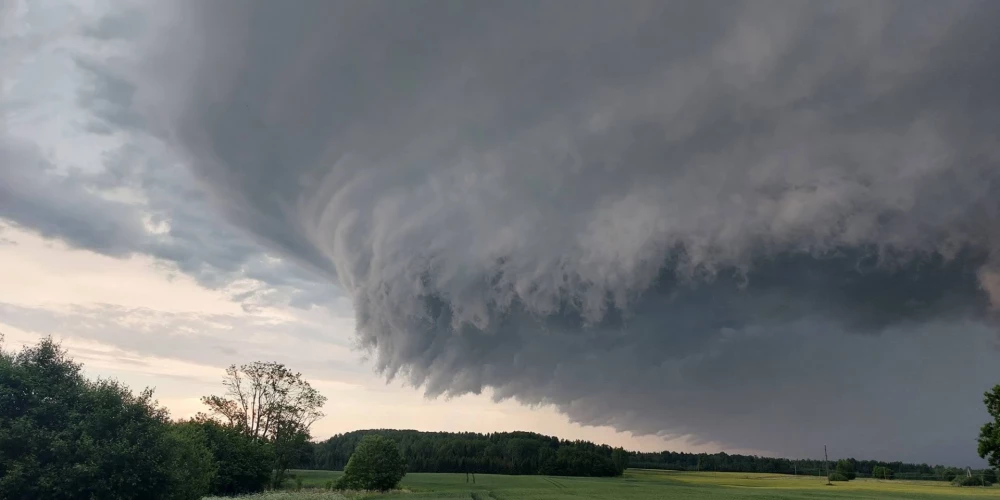 Latvijas iedzīvotāji uzņēmuši kolorītus foto ar negaisa mākoņiem.
