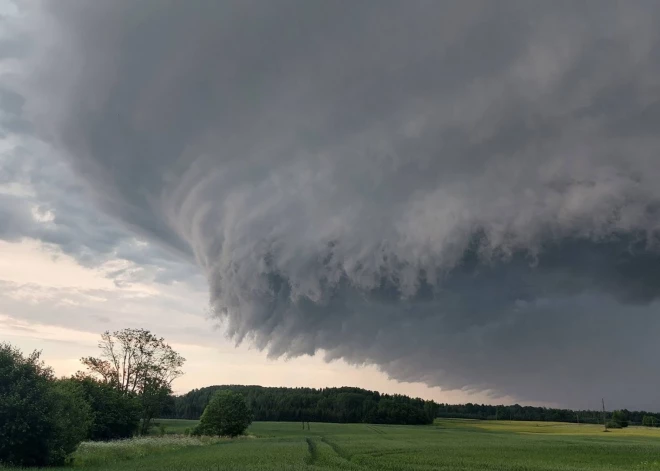 Latvijas iedzīvotāji uzņēmuši kolorītus foto ar negaisa mākoņiem.