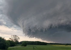Iedzīvotāju novērotie negaisa mākoņi liek uzvirmot kādai dīvainai sazvērestības teorijai. FOTO