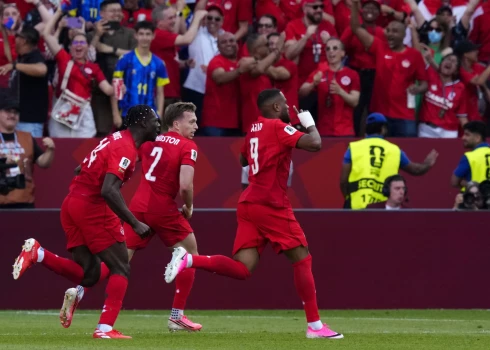 Kanādas futbolisti septītajā spēlē Pasaules kausā izcīnīja beidzot punktu.