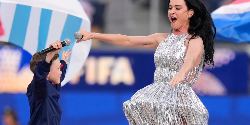 Ketija Perija uzstājas Pasaules kausā futbolā.