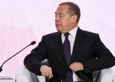 Medvedevs "mācīs dzīvot" Eiropai un simboliski sasmalcina tās līderus