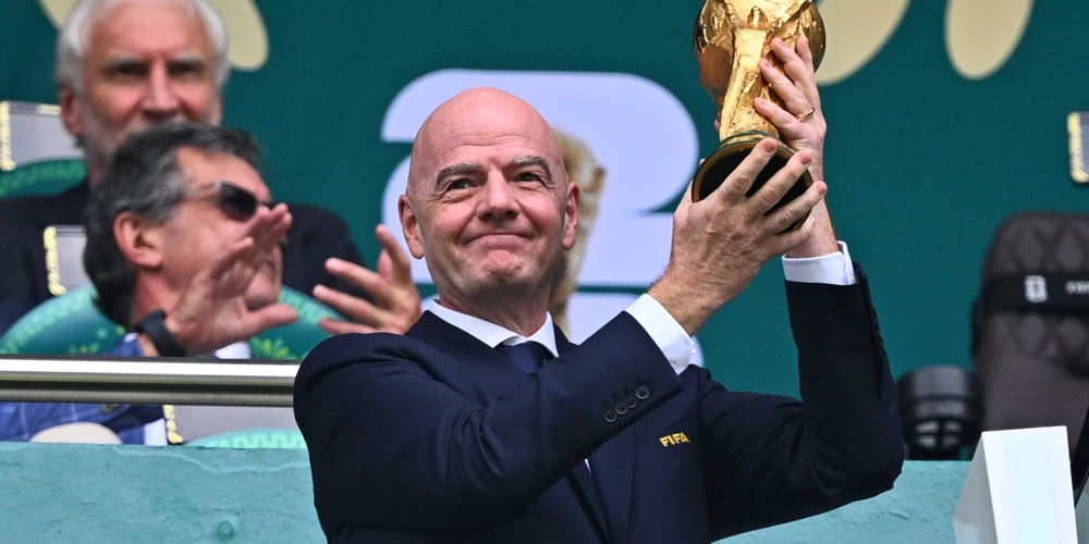 Starptautiskās Futbola federāciju asociācijas (FIFA) prezidents Džanni Infantino ar Pasaules kausu