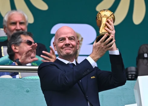 Starptautiskās Futbola federāciju asociācijas (FIFA) prezidents Džanni Infantino ar Pasaules kausu