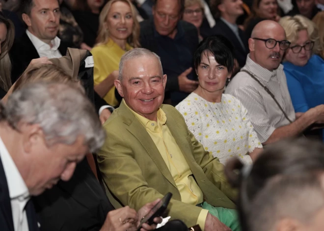На премьере и банкете после спектакля собралось много известных в обществе людей.