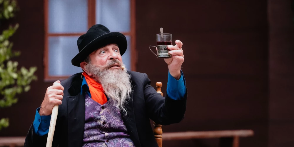 Jānis Skanis "Sskroderdienu Silmačos" uzvedumā Baldonē (foto: Lauris Vīksne)