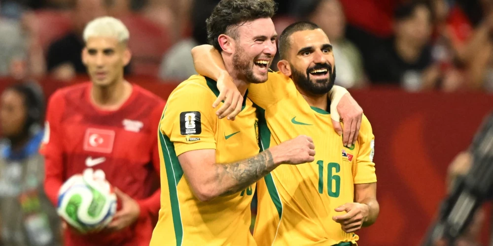 Austrālijas futbolisti sestdien negaidīti pārspēja Turciju un ar uzvaru sāka Pasaules kausa finālturnīru.