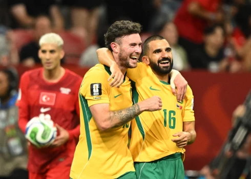 Austrālijas futbolisti sestdien negaidīti pārspēja Turciju un ar uzvaru sāka Pasaules kausa finālturnīru.