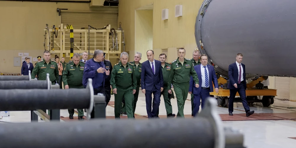 Krievija turpina palielināt militāros izdevumus, lai gan valsts budžeta ieņēmumi samazinās. 