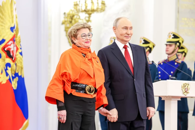 Марина Неелова держала Владимира Путина за руку.