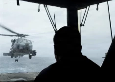 VIDEO: Lielbritānijas elitārie spēki iespaidīgā sešu stundu operācijā ieņem Krievijas "ēnu flotes" tankkuģi