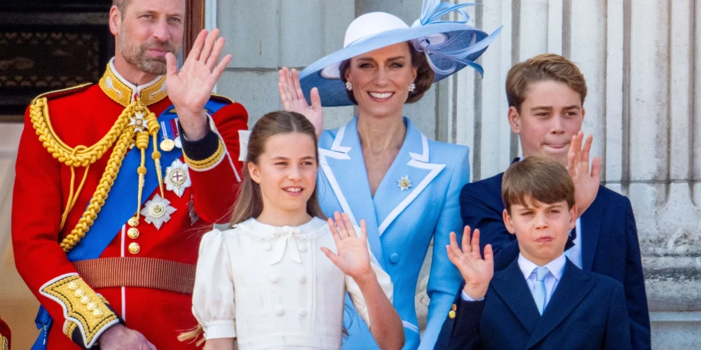 Svinību laikā Luiss kopā ar vecākiem, brāli princi Džordžu un māsu princesi Šarloti no Bekingemas pils balkona vēroja tradicionālo aviācijas parādi.