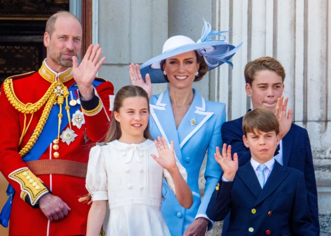 Svinību laikā Luiss kopā ar vecākiem, brāli princi Džordžu un māsu princesi Šarloti no Bekingemas pils balkona vēroja tradicionālo aviācijas parādi. 