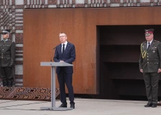 ФОТО: президент возложил цветы у Музея оккупации и призвал защищать независимость Латвии