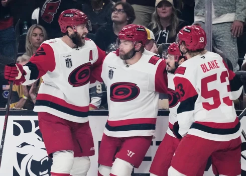 Finālsērijas sestajā spēlē "Hurricanes" viesos ar rezultātu 3:0 bija pārāka pār Vegasas "Golden Knights".