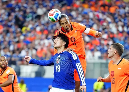 Japānas vīriešu futbola izlase Pasaules kausa finālturnīra mačā izrāva neizšķirtu 2:2 pret Nīderlandi.