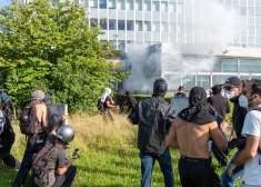 Ženēvas ielās pirms G7 samita izceļas masu nekārtības un vardarbīgas sadursmes ar policiju