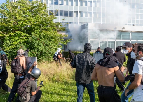 Protestētāji centušies ielauzties ANO telekomunikāciju ēkā.