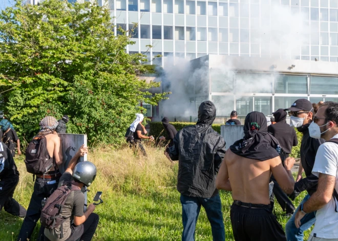 Ženēvas ielās pirms G7 samita izceļas masu nekārtības un vardarbīgas sadursmes ar policiju