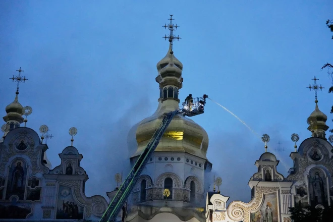 Пожарные тушат возгорание на территории Киево-Печерской лавры, также известной как Монастырь пещер, после российской ракетно-дроновой атаки на Киев.