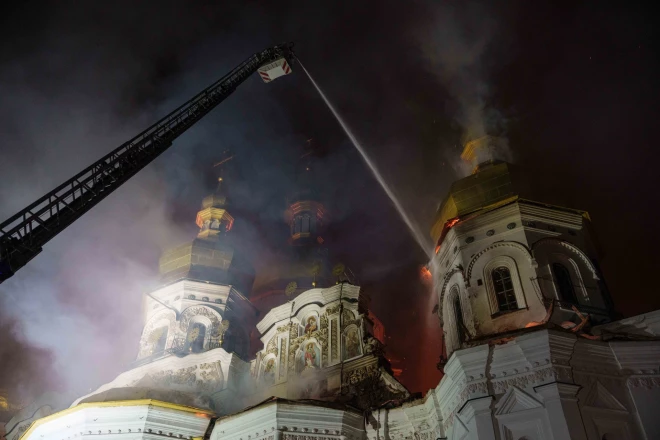 Пожарные тушат возгорание на территории Киево-Печерской лавры.