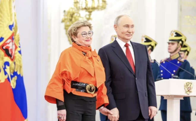 Marina turēja Putina roku.