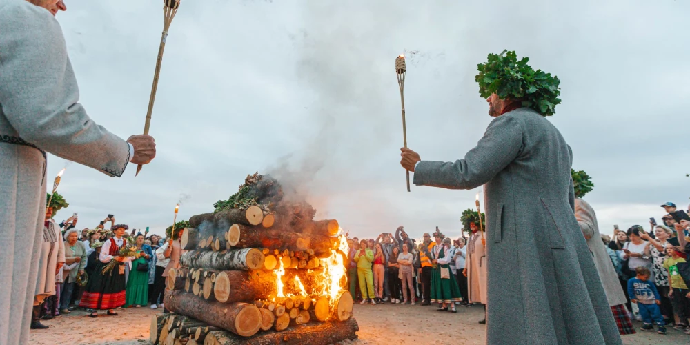 Līgo Kauguros – jūra, ugunskurs, lieliska mūzika un balle. (Artis Veigurs/Publicitātes foto)