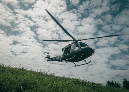 Atrasti ar Rēzeknes novadā notriekto dronu iespējami saistīti "priekšmetu fragmenti".