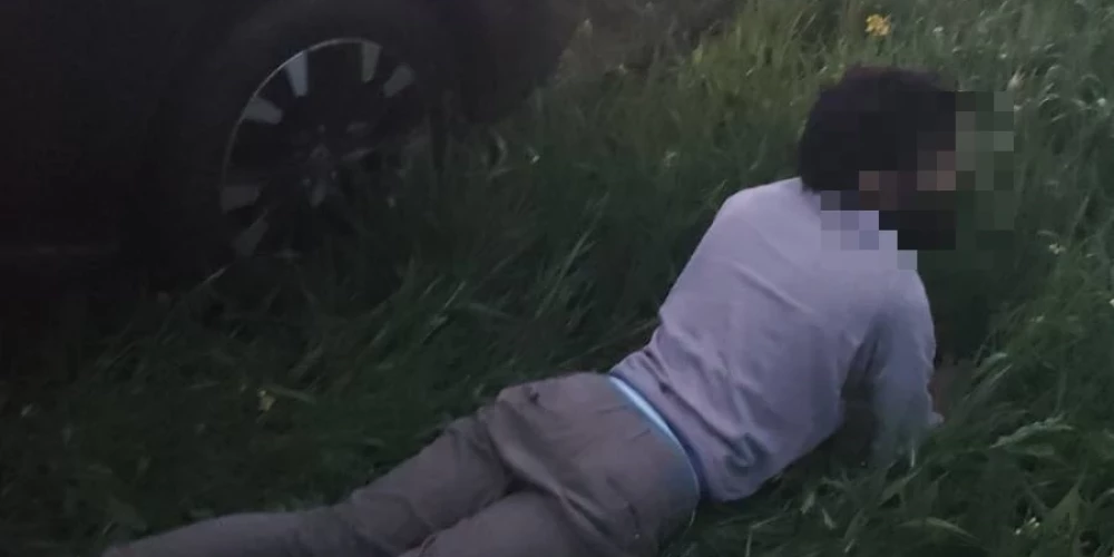 Brīvdienās par nelikumīgi valsts robežu šķērsojušu personu pārvadāšanu aizturētas divas personas.