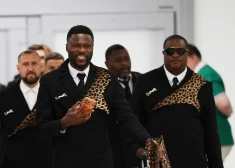 FOTO: Kongo futbola izlase vēl nav izgājusi laukumā, bet jau kļuvusi par Pasaules kausa modes sensāciju